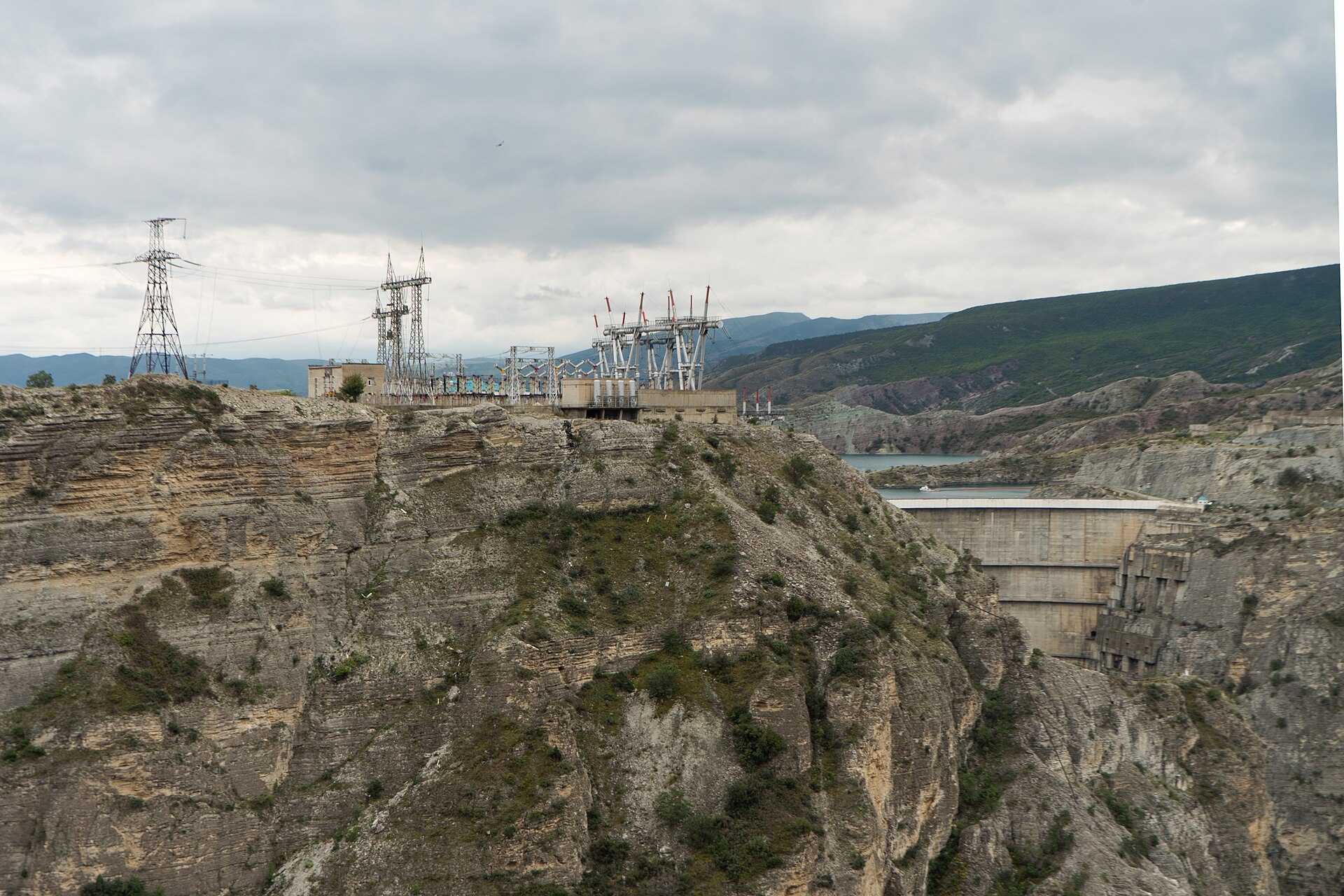 Плотина Чиркейской ГЭС и ЛЭП в каньоне реки Сулак